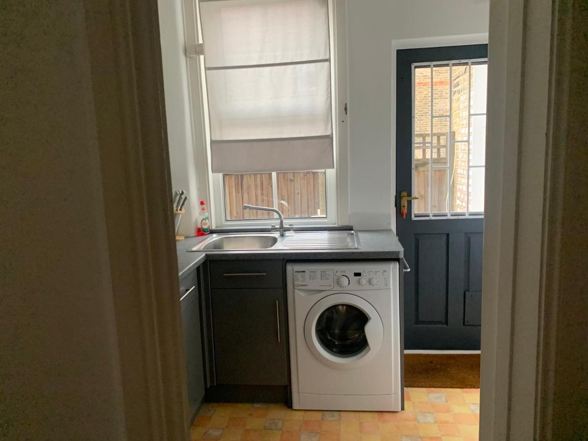 Unique 2 Bedroom Apartment In London/ Excel / Olympic City Close To Central Line Tube Station With Gated Parking Space Eksteriør bilde